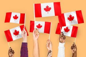 Immigrants portant à bout de bras de petits drapeaux canadiens
