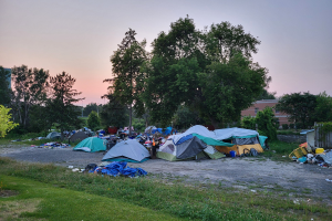 Tentes de personnes itinérantes en bordure d'un refuge d'urgence