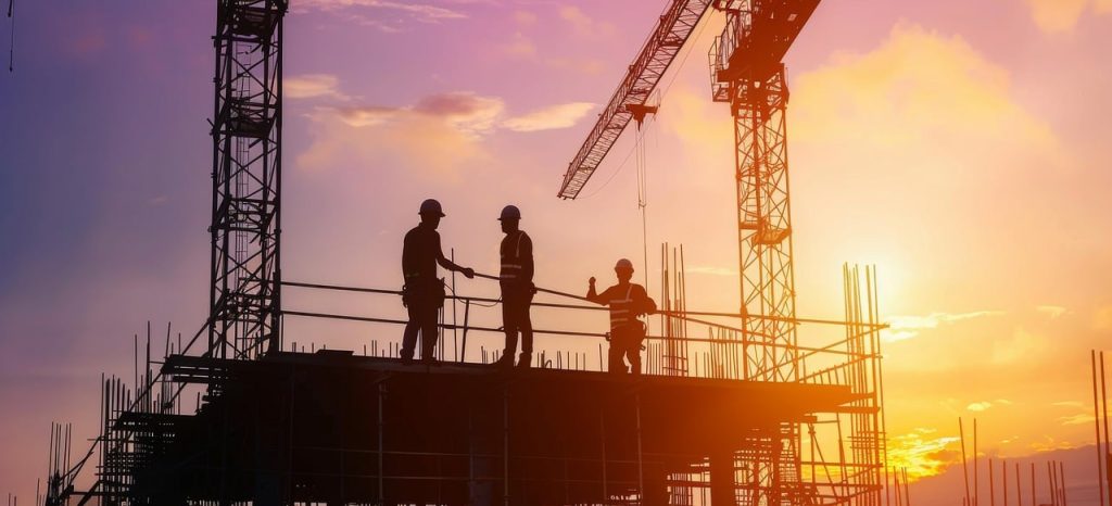 Travailleurs de la construction sur une plateforme