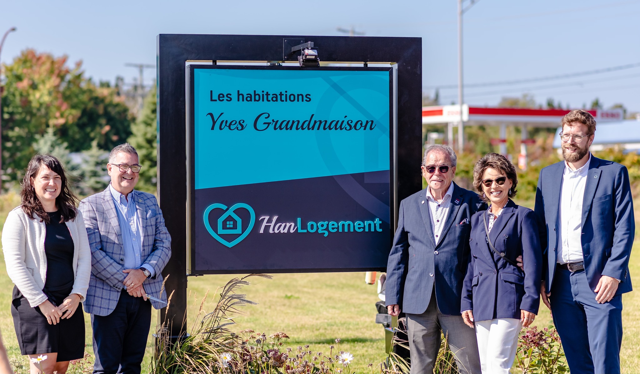 Photo protocolaire de l'inauguration officielle du projet de Han-Logement