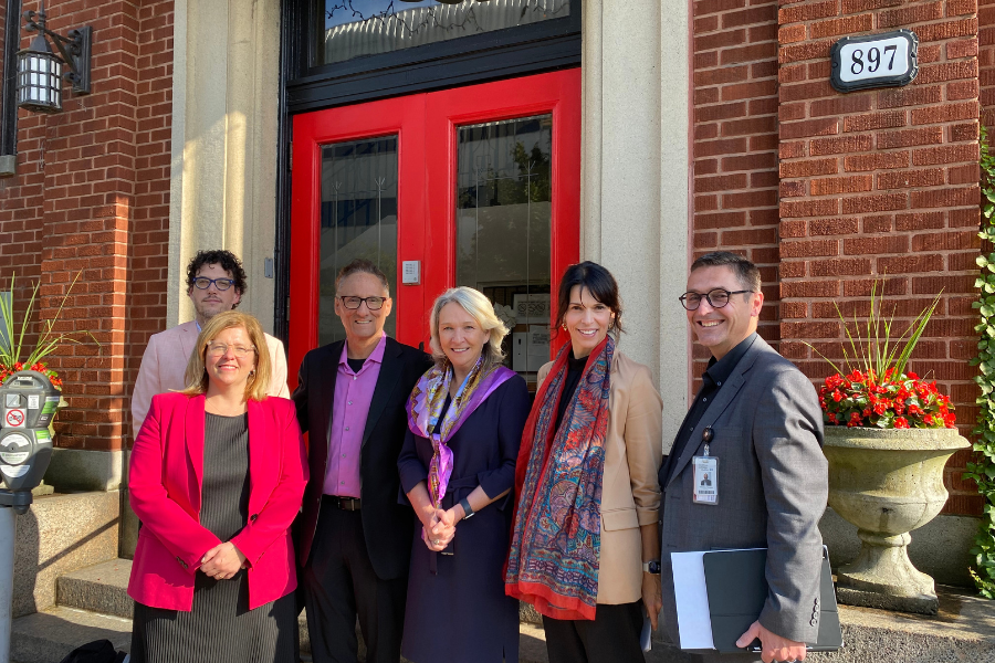 La ministre Sonia Bélanger, la ministre adjointe Mme Geneviève Landry, Mme Jacinthe Cloutier PDGA, M. Sébastien Rouleau directeur du SAPA, et Vincent Robichaud directeur adjoint de la DQEPE du CIUSSSMCQ avec Richard Maziade, président de la FROHMCQ, devant la résidence Le Jardin de Trois-Rivières