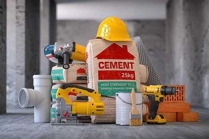 Casque de chantier sur sac de ciment et autres outils et matériaux