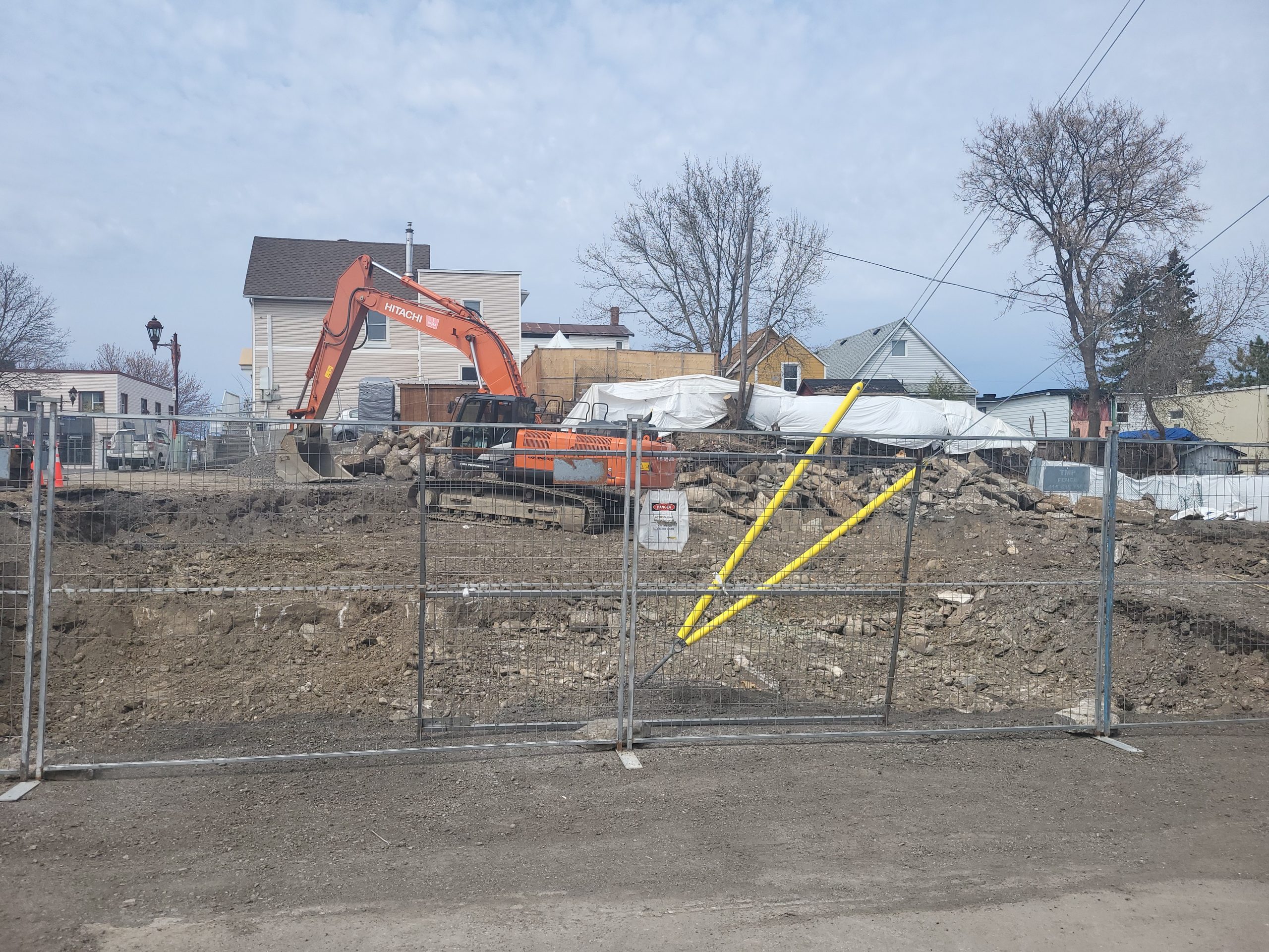 Chantier du projet Lemieux-Tremblay, avec une pelle mécanique orange