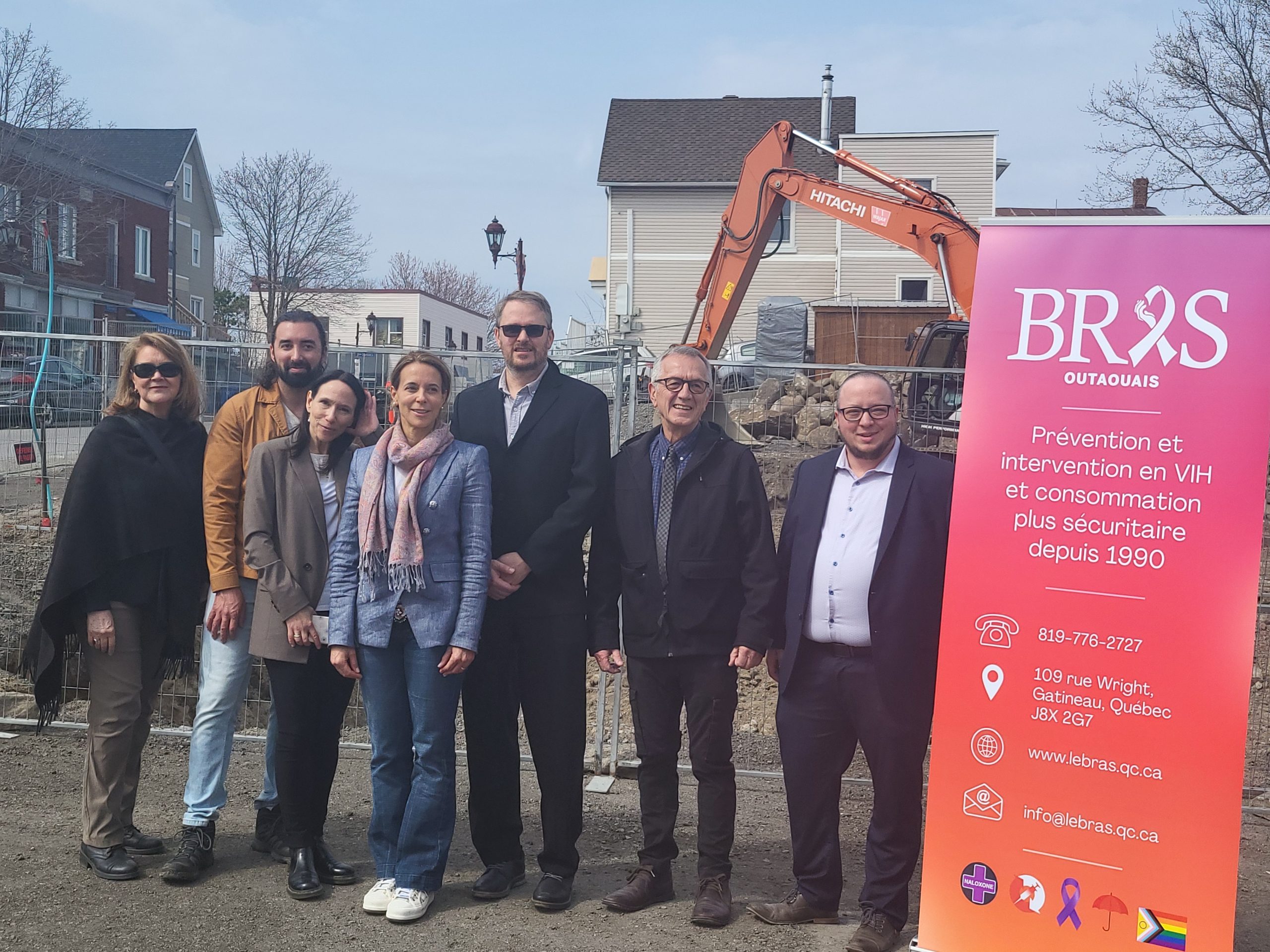 Photo protocolaire, avec la ministre responsable de l'Habitation, la députée de Hull, l'ancien et le nouveau DG du BRAS Outaouais, le chargé de projets du GRT IHO et deux membres du CA de l'organisme.
