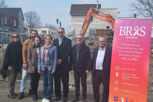 Photo protocolaire, avec la ministre responsable de l'Habitation, la députée de Hull, l'ancien et le nouveau DG du BRAS Outaouais, le chargé de projets du GRT IHO et deux membres du CA de l'organisme.