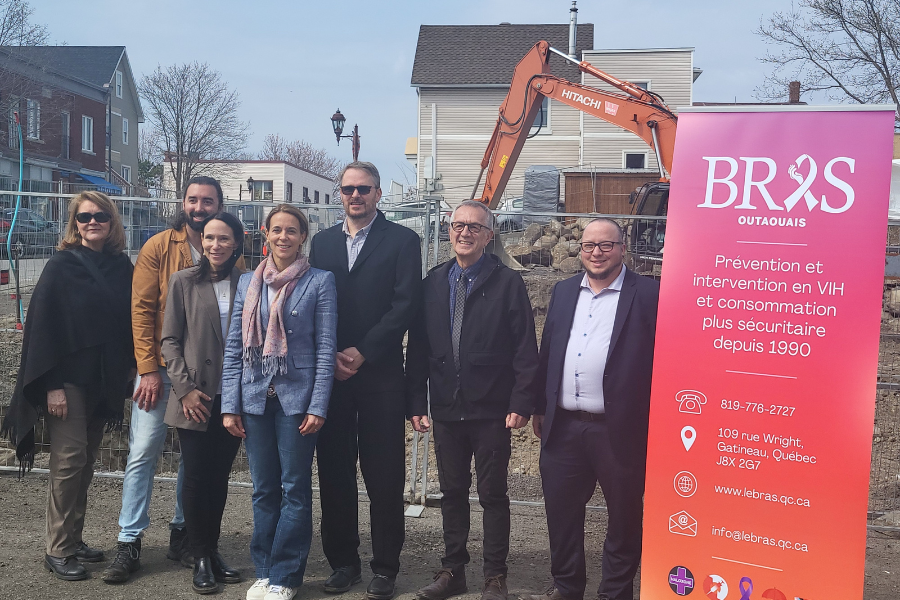 Photo protocolaire, avec la ministre responsable de l'Habitation, la députée de Hull, l'ancien et le nouveau DG du BRAS Outaouais, le chargé de projets du GRT IHO et deux membres du CA de l'organisme.