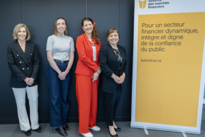 Kim Lachapelle (AMF), Clothilde Parent-Chartier (FOHM), Marie-Lyne Brunet (FOHM), Julie Paquin (AMF) avec le parapost autoportant de l'AMF